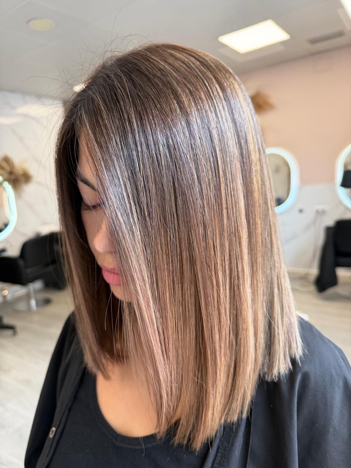 Corte long bob liso con balayage rubio realizado en Laura Garro Estilistas, Parla