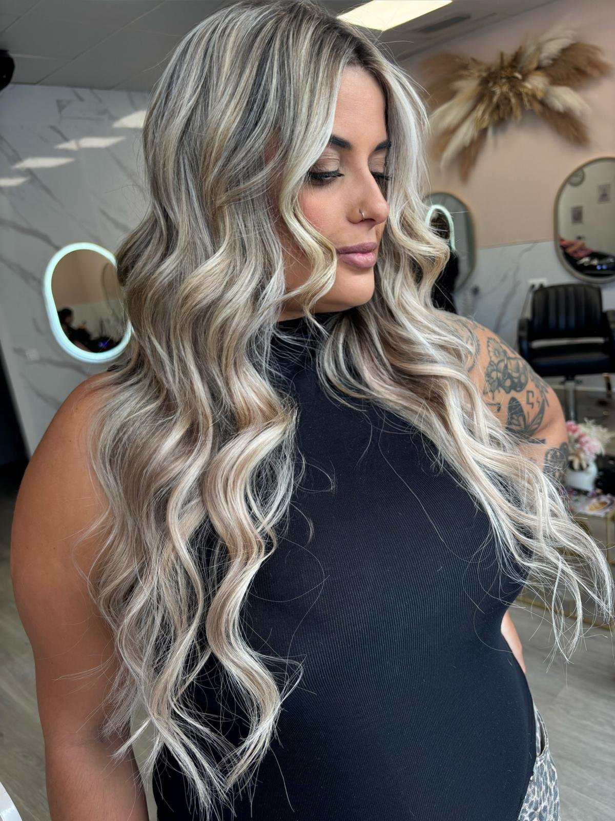 Resultado final de extensiones rubias con ondas en Laura Garro Estilistas