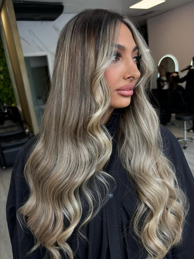 Melena larga con balayage rubio realizado en Laura Garro Estilistas, peluquería en Parla