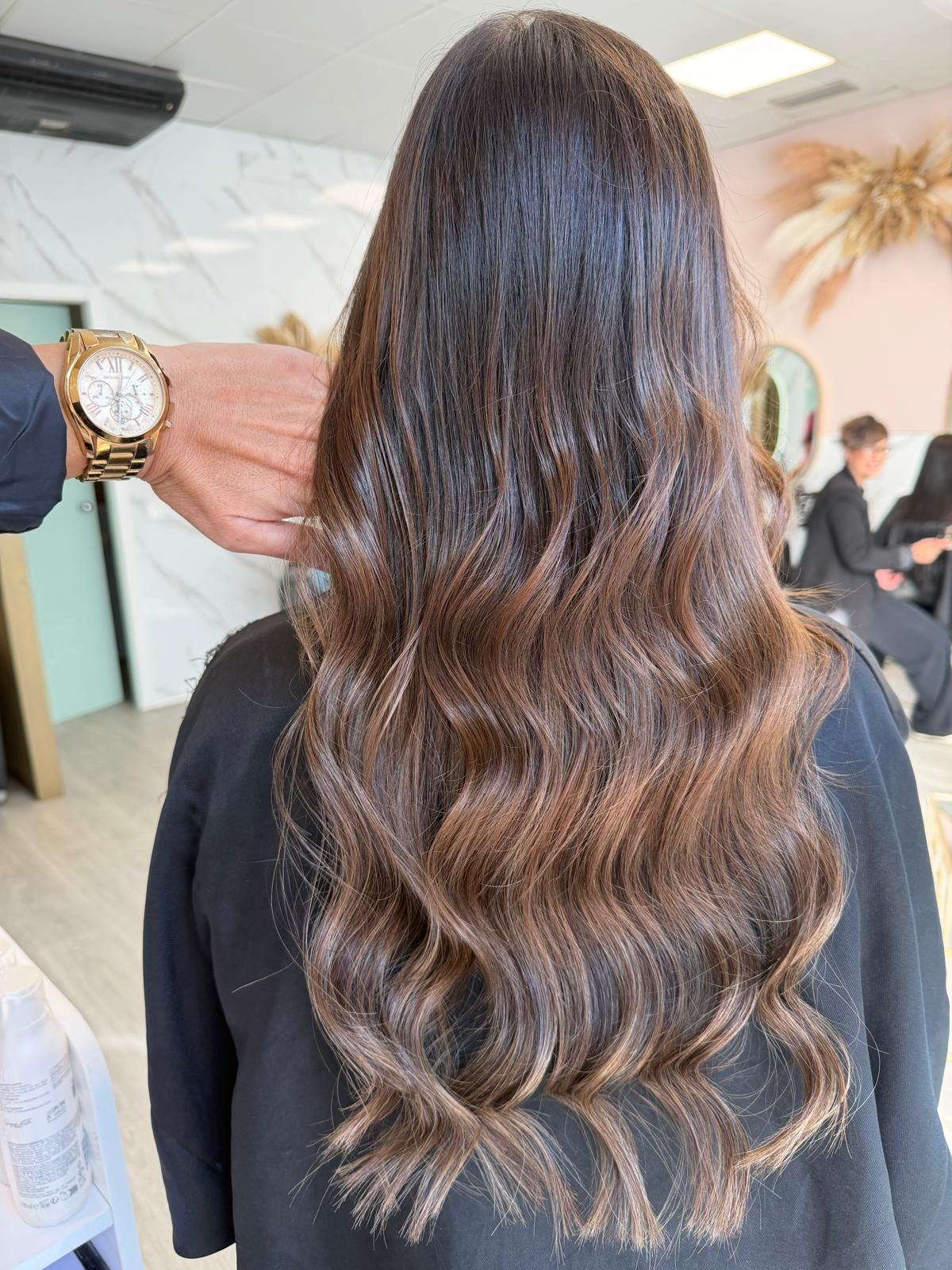 Balayage caramelo sobre base castaña realizado en Laura Garro Estilistas, Parla