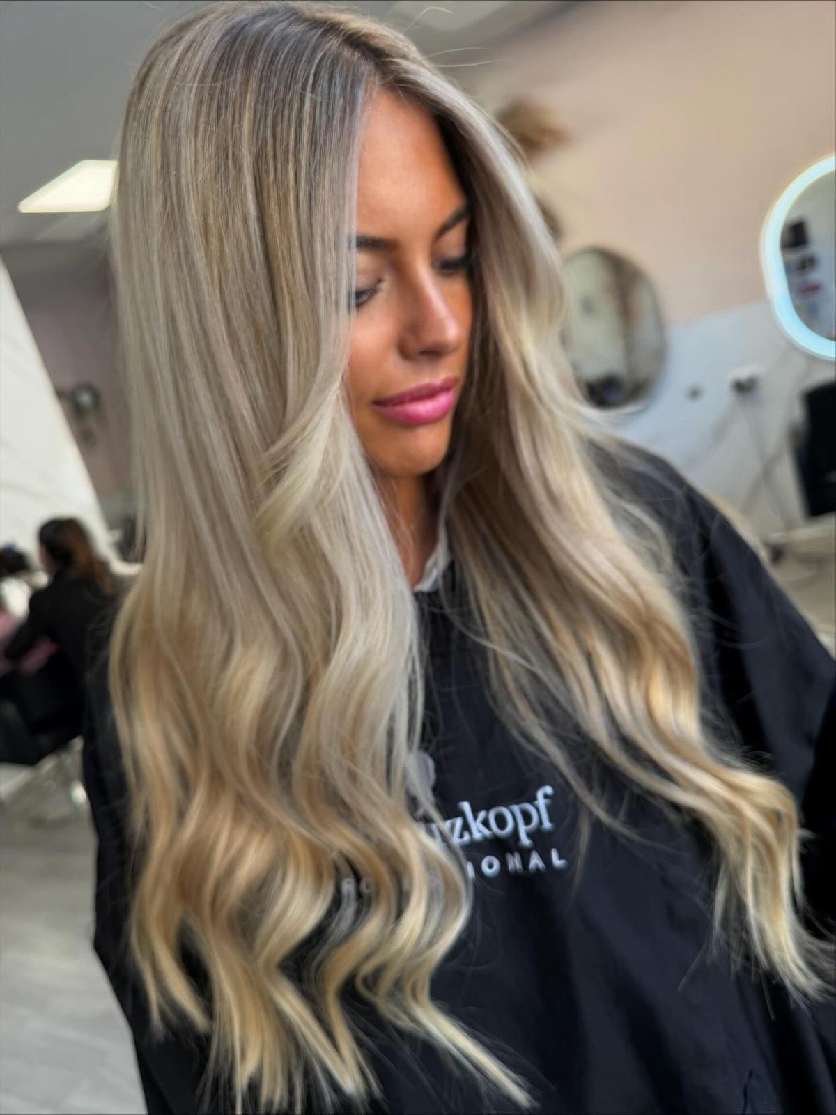 Peinado con ondas y acabado de styling para evento realizado en Laura Garro Estilistas, Parla